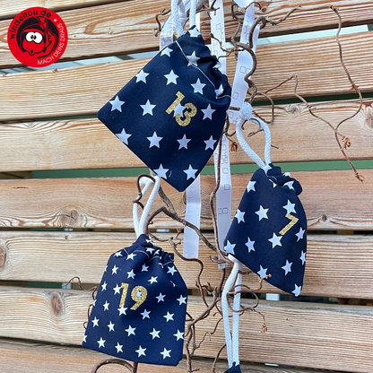 dunkelblaue Variante des Adventskalender aus Stoff